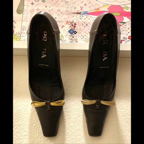 PRADA Chocolate Brown Heels w/ Gold Bow/Trim 8/38 - Picture 2 of 4